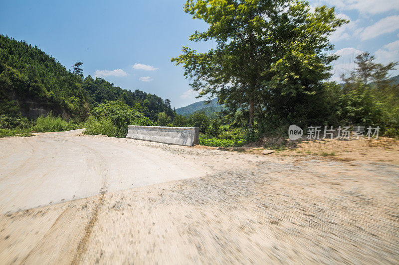 阳光灿烂的日子里的水泥路