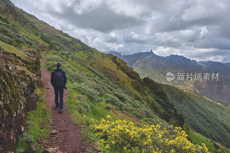 探索山脉的摄影师