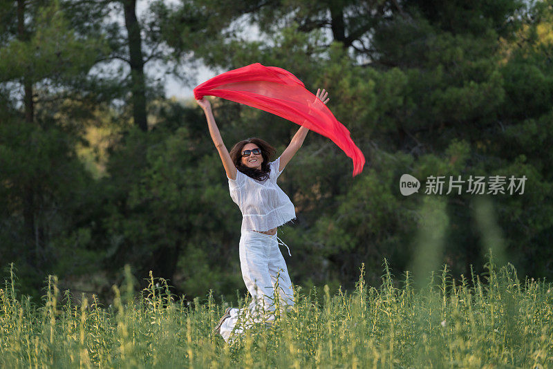 快乐的女人在草地上放松和跳舞