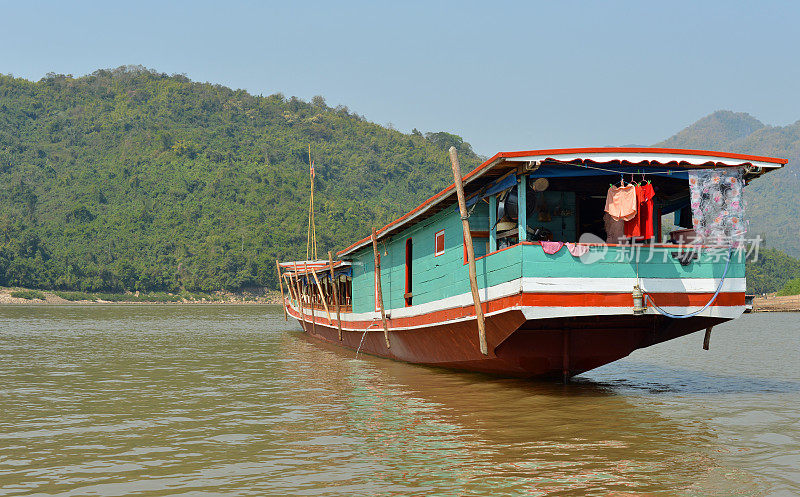 老挝湄公河上的一艘船