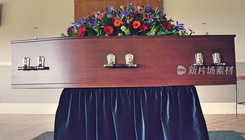 在葬礼或墓地举行前，在灵车或教堂里拍摄的彩色棺材