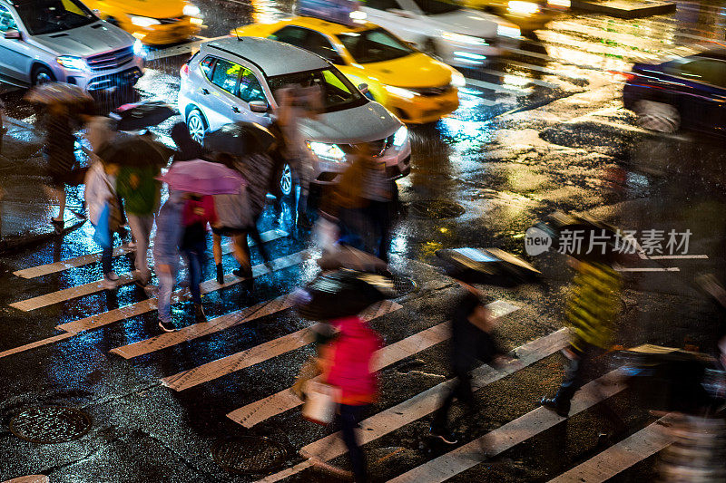 纽约市在夜晚的十字路口与时间推移运动模糊