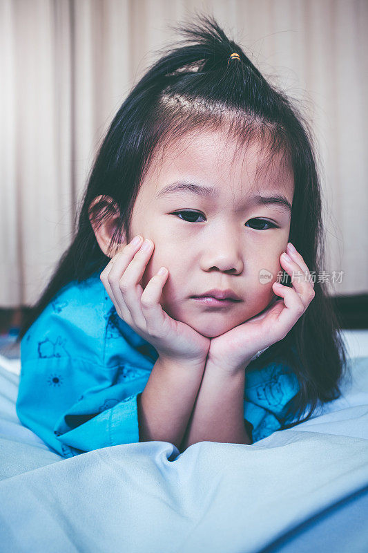 不幸的疾病亚洲儿童入院。复古的基调。