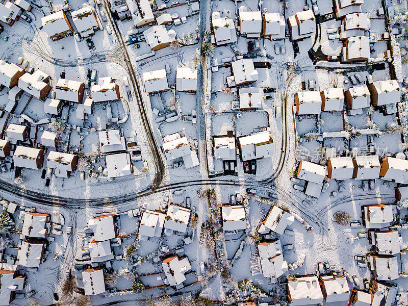 鸟瞰图在英国的传统住宅郊区下雪。