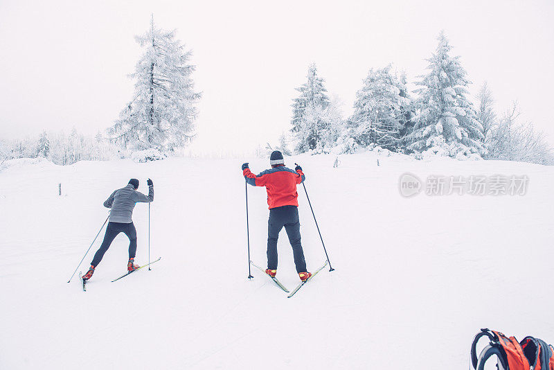 两名资深男子越野滑雪在大雾天气，欧洲