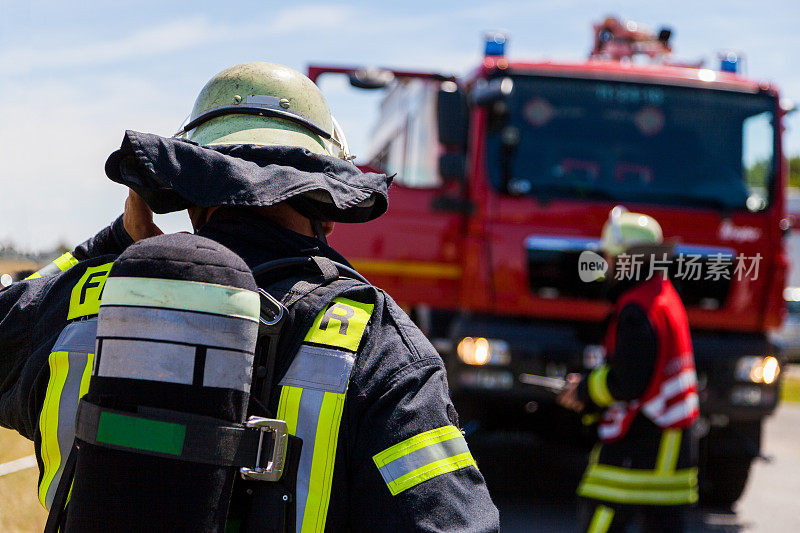 德国消防员(Feuerwehr)站在事故附近