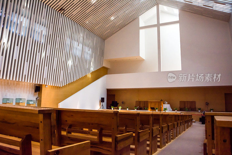 一个现代教堂的内景与空的长凳