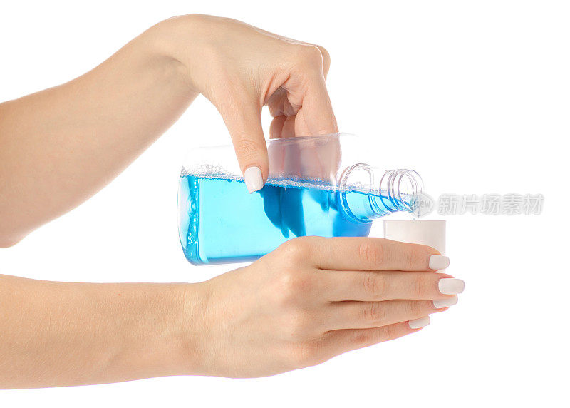 手拿塑料瓶和蓝色漱口水