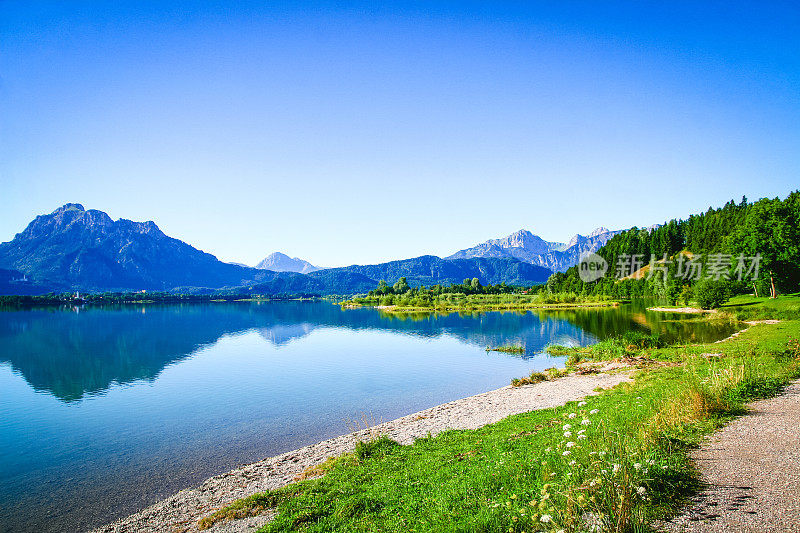 德国巴伐利亚州的福格森湖在夏季Füssen附近，山Säuling,Ost-Allgäu