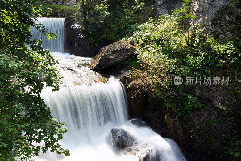 从Schladming到Untertal的Talbach小溪小道上的瀑布，奥地利
