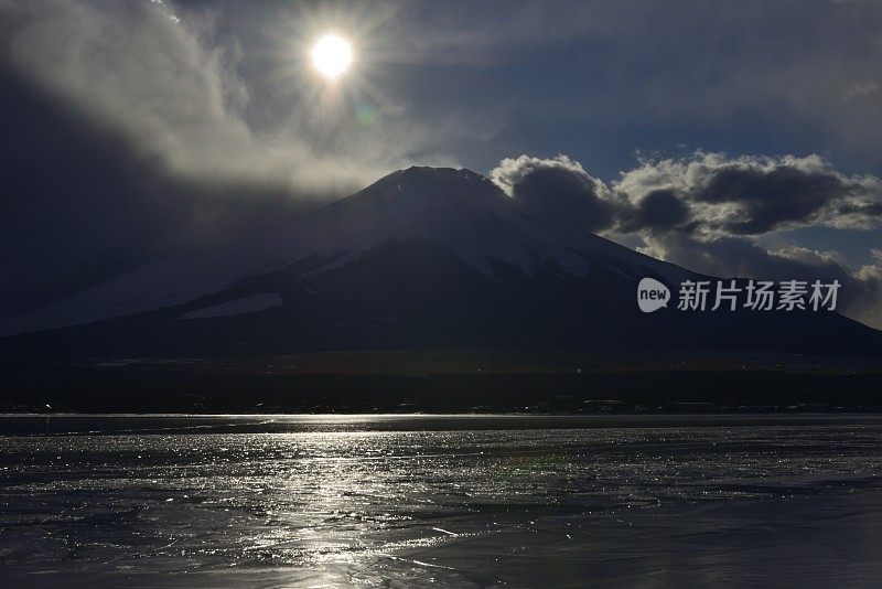 富士山钻石:日落在富士山，山中湖