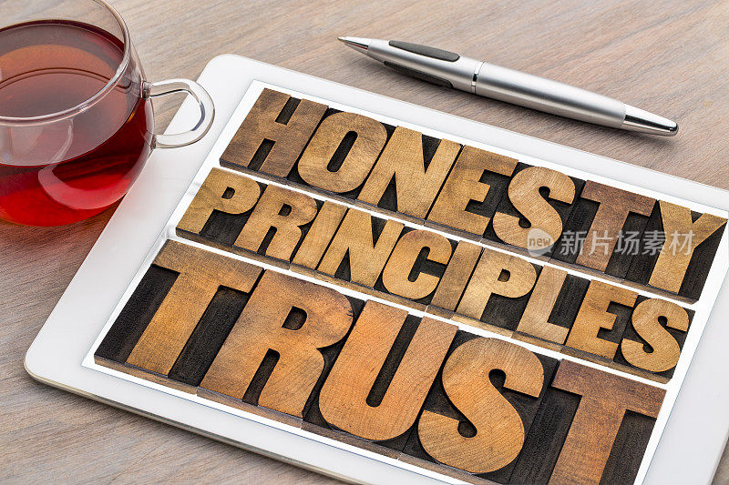 诚信、原则和信任字摘要在平板电脑上