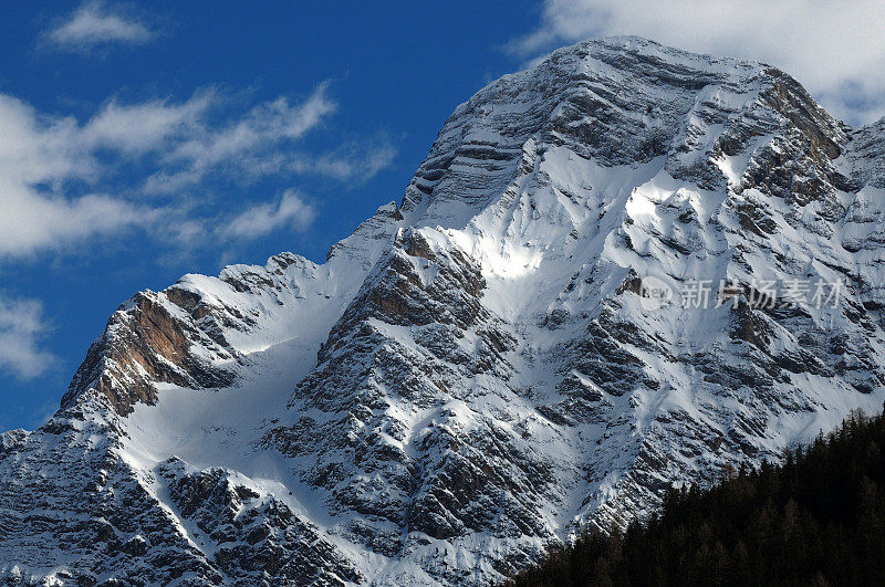 喜玛迪西在多洛米人山上，阿尔塔·巴迪亚。正面朝外，意大利。