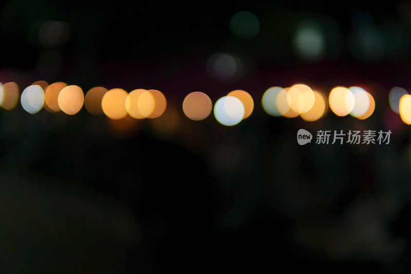 夜晚城市街灯背景与街灯虚化模糊，彩光圈抽象背景。