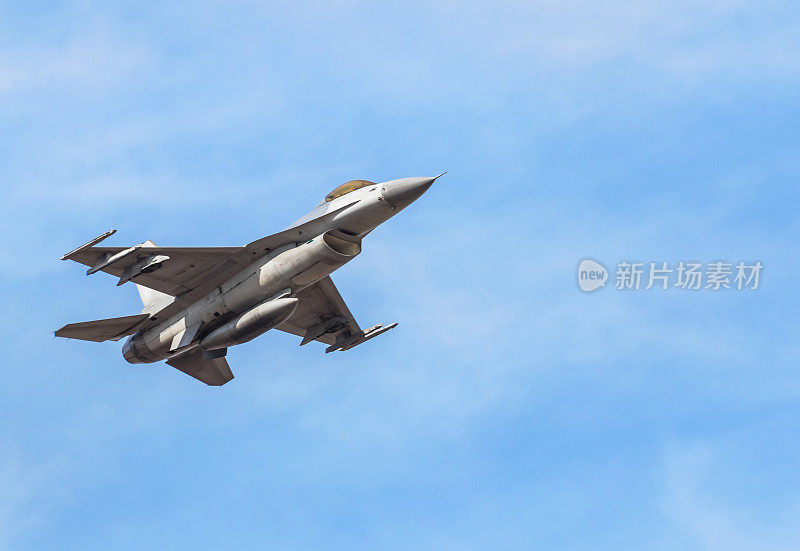 猎鹰战斗机军用飞机在蓝天的背景下飞行