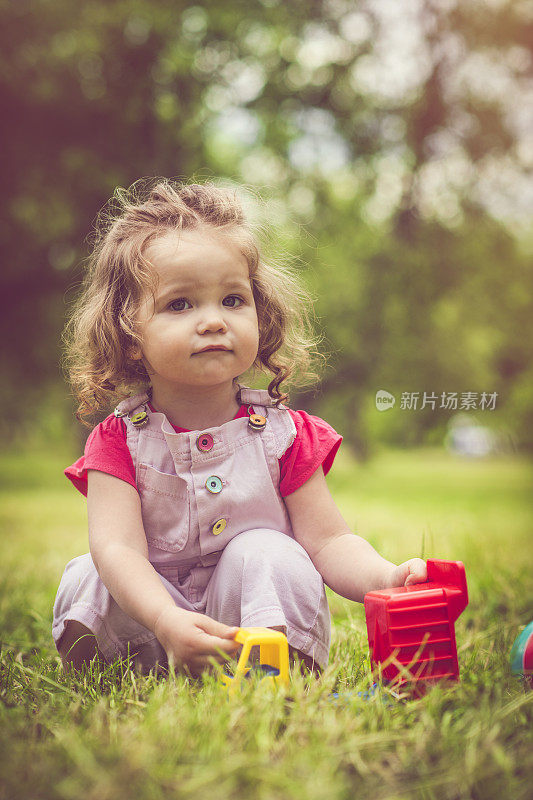 可爱的小女孩在公园里享受夏天