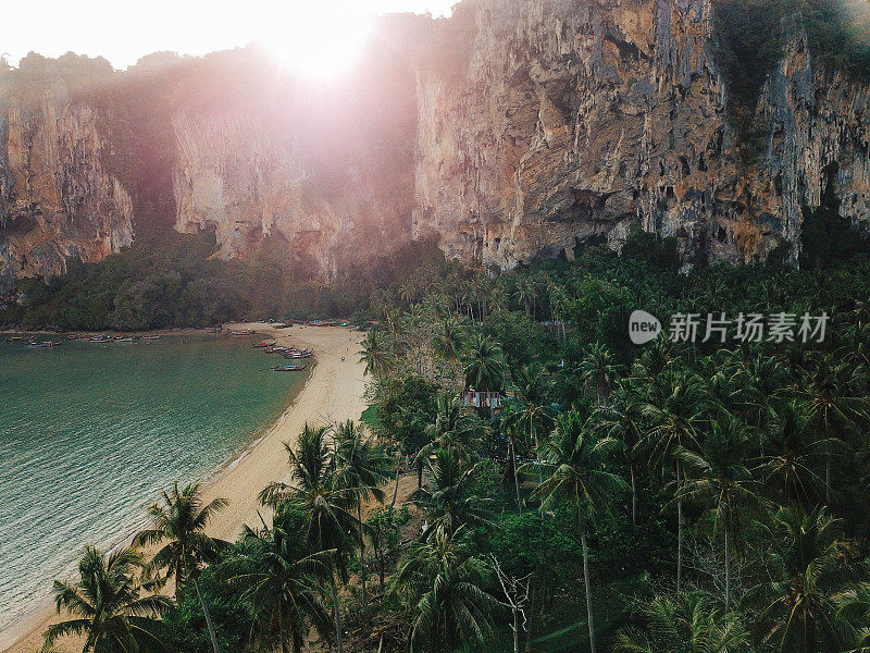 泰国甲米省拉伊莱海滩附近的悬崖
