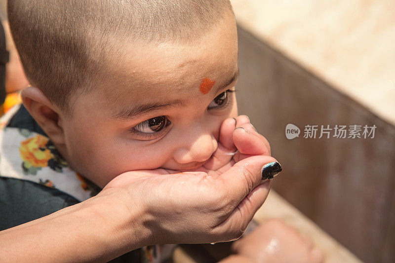 印度小孩喝妈妈手里的水