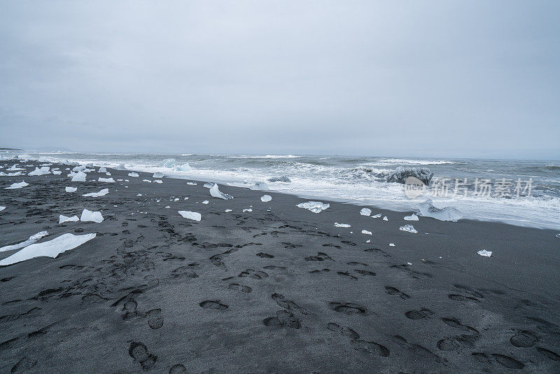 著名的黑沙滩，冰岛Jokulsarlon的钻石海滩