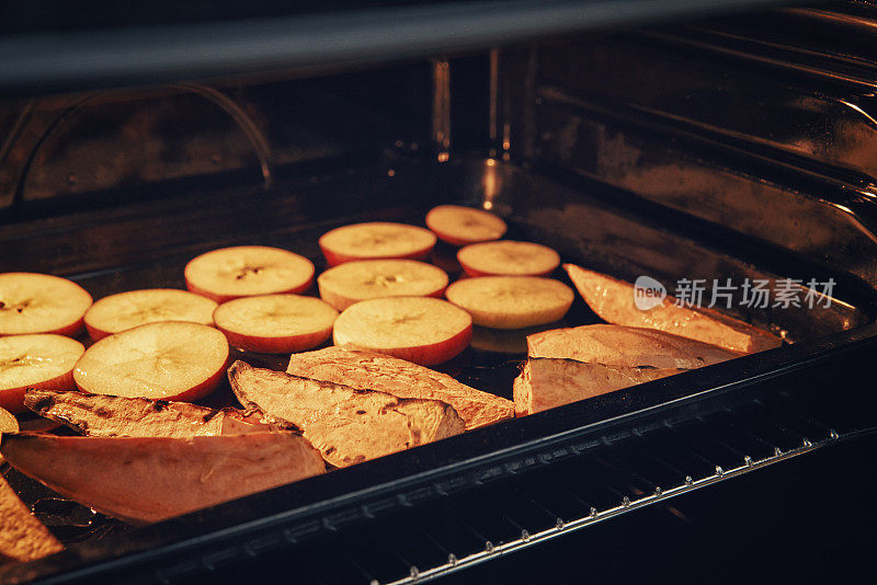 在烤箱里烤红薯和苹果