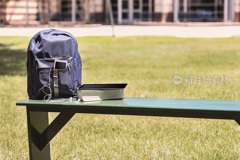 教育对象在学校前面的空长凳上。