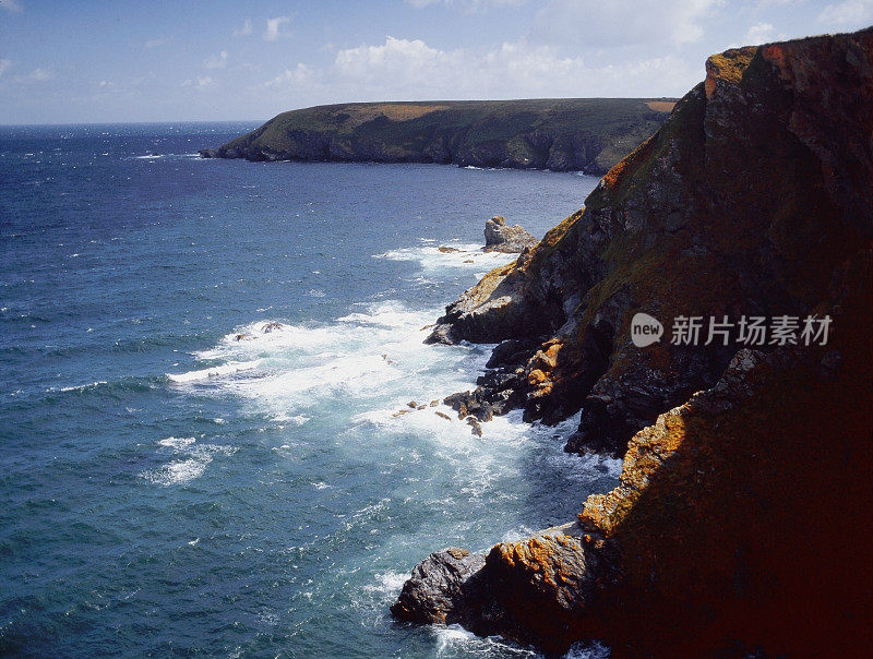 康沃尔海岸英格兰，英国，悬崖，海洋，岩石，海岸线-在MF胶片上拍摄