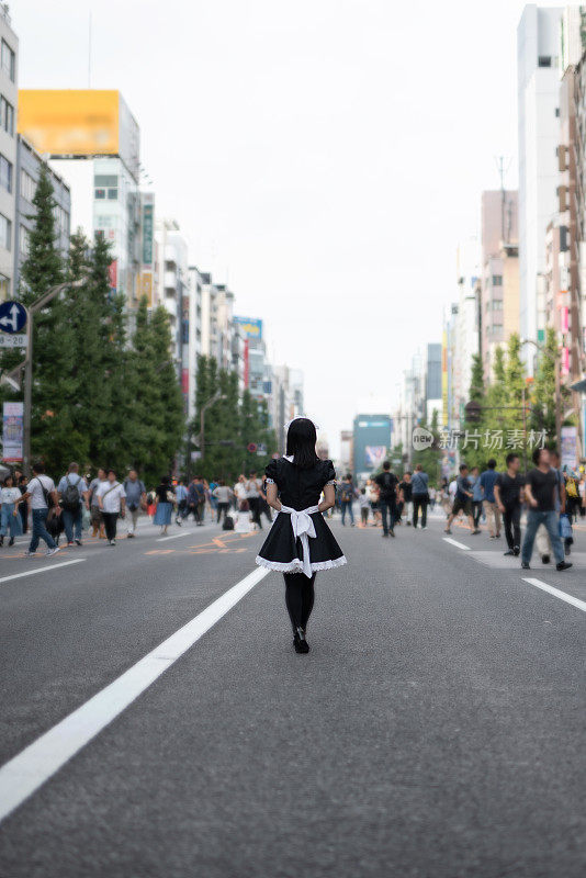 角色扮演女仆走在东京秋叶原大街上