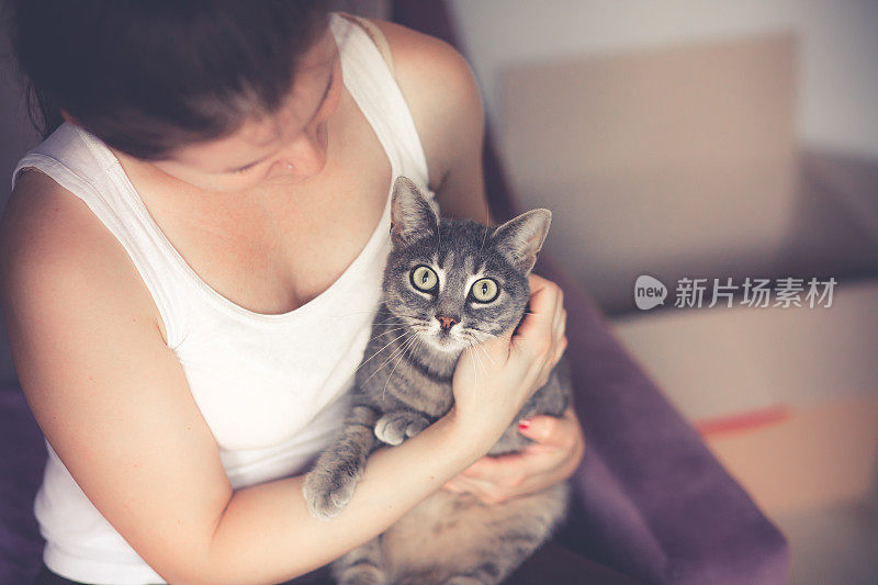 女人抱着她的猫