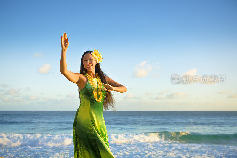 考艾岛海滩上的夏威夷草裙舞