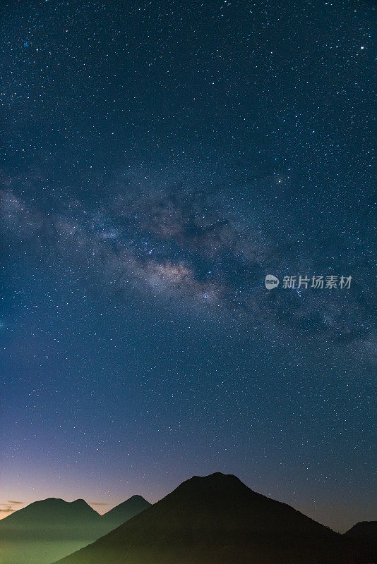 银河系下的危地马拉火山