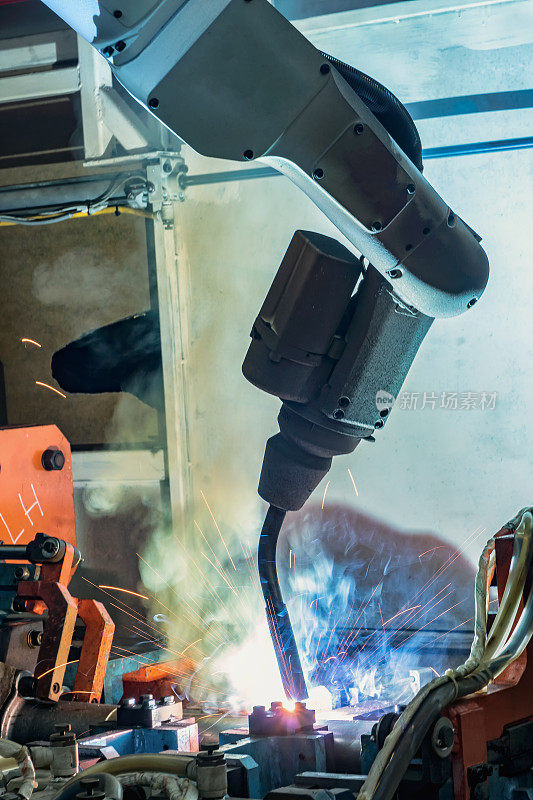 机器人在工厂焊接汽车零件