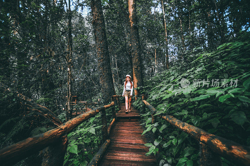 女人在森林中徒步旅行