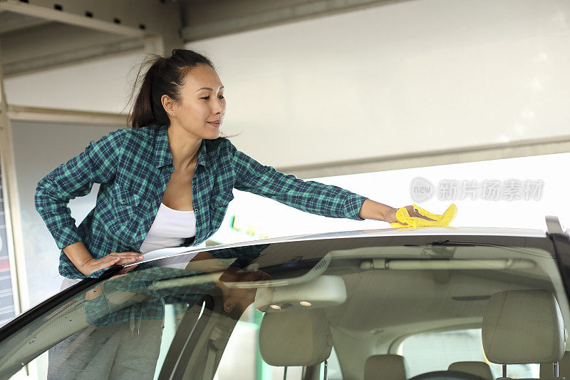 美丽的亚洲女人洗车