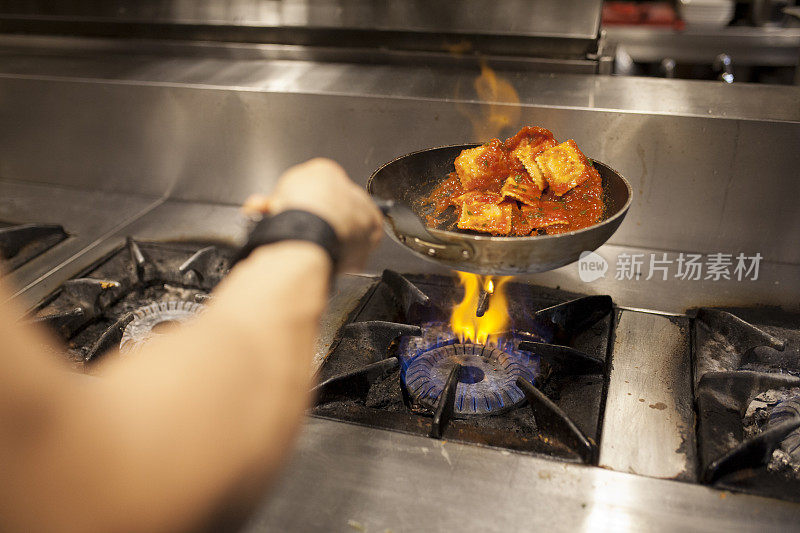 用菠菜和乳清干酪填满番茄酱的意大利饺子