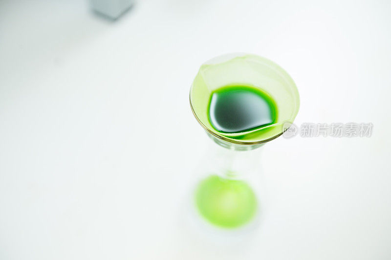 锥形瓶中叶绿素溶液的过滤