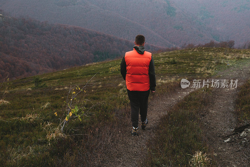 穿红色衣服的人在山里徒步旅行