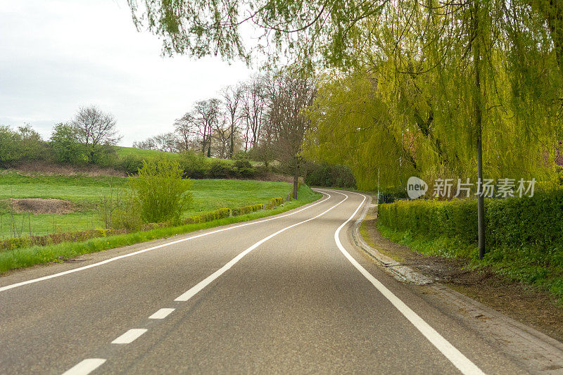 蜿蜒的公路荷兰比利时德国边境地区