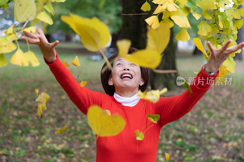 老年妇女享受秋天