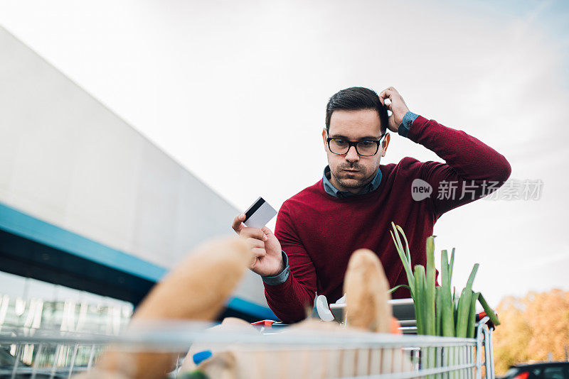 看信用卡的男人