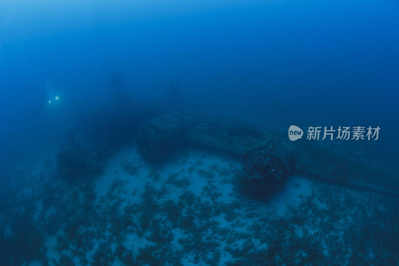 潜水探索和享受沉船潜水在B-24解放者轰炸机残骸海洋生命水上运动水肺潜水员的观点。克罗地亚亚得里亚海维斯。