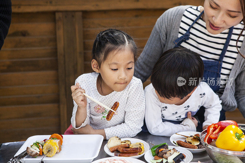 吃美味烘焙材料的孩子