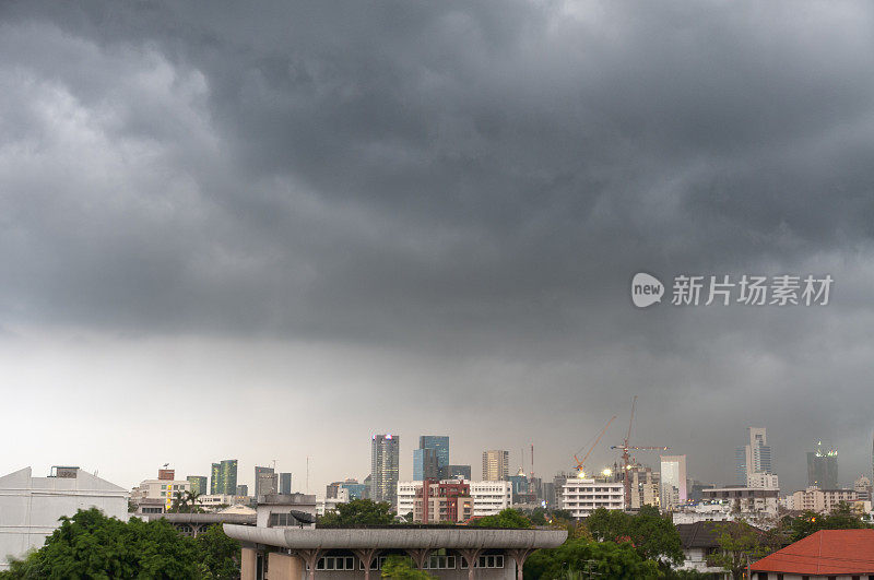 泰国曼谷上空的暴雨云和雨水