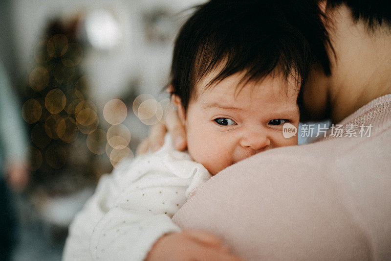 母亲把婴儿抱在胸前