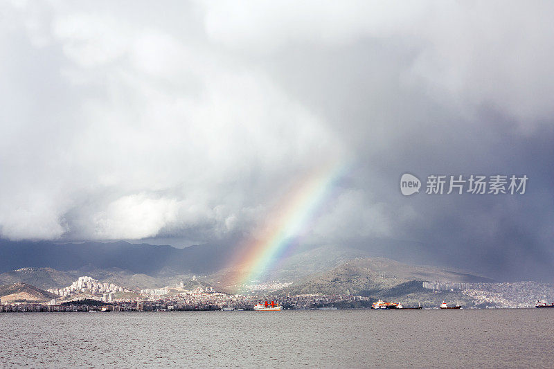 彩虹越过大海和城市，户外照片美丽的自然