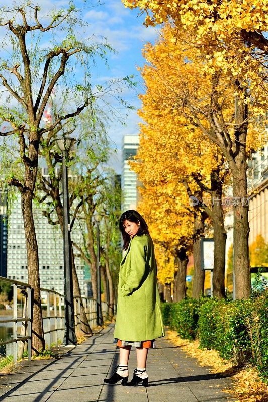 日本妇女在东京丸之内商业区享受秋叶