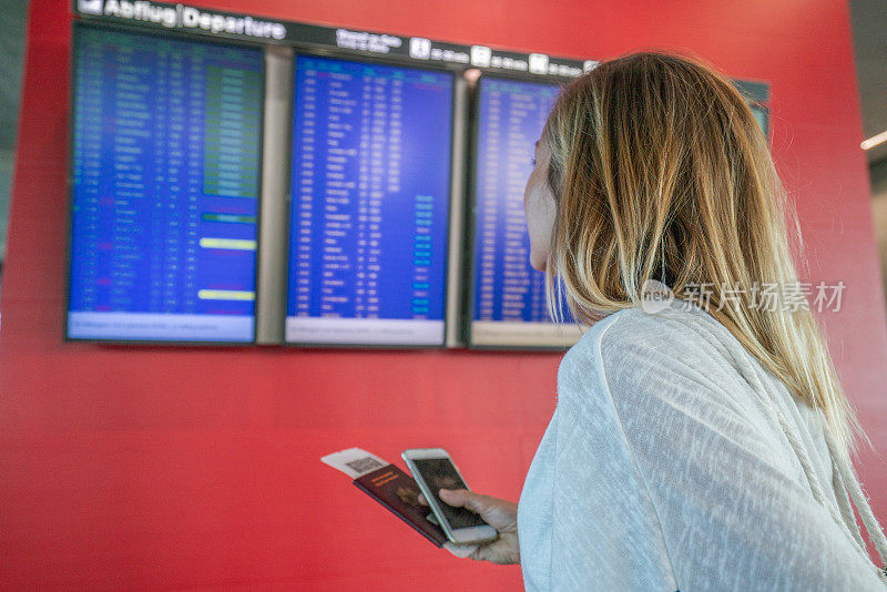 年轻女子在机场检查登机