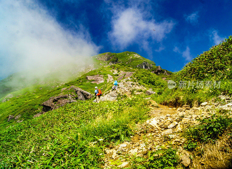 人们在山上徒步旅行