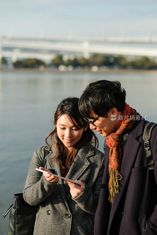 女商人和看平板电脑的商人