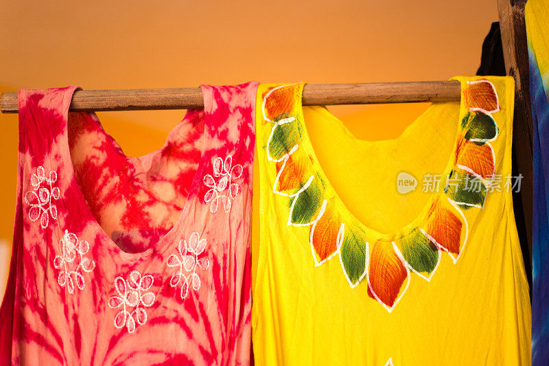 墨西哥:彩色棉布裙零售展示(特写)