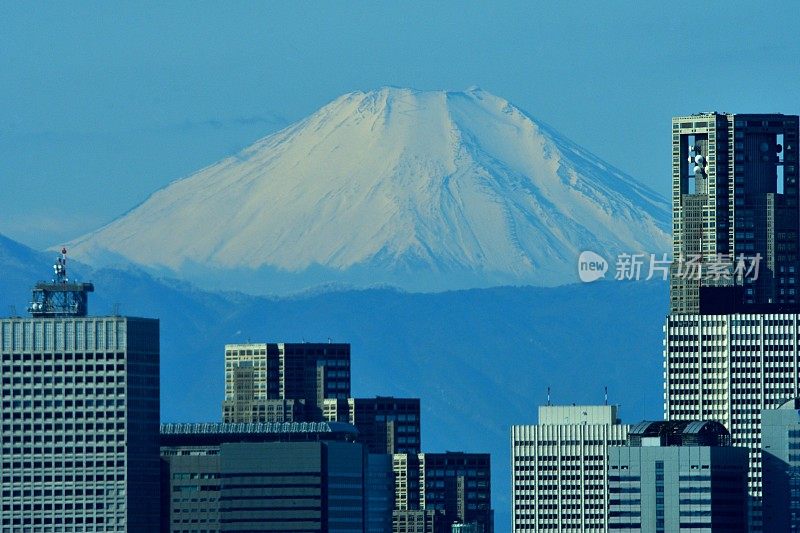 富士山和东京的天际线:白天和黑夜